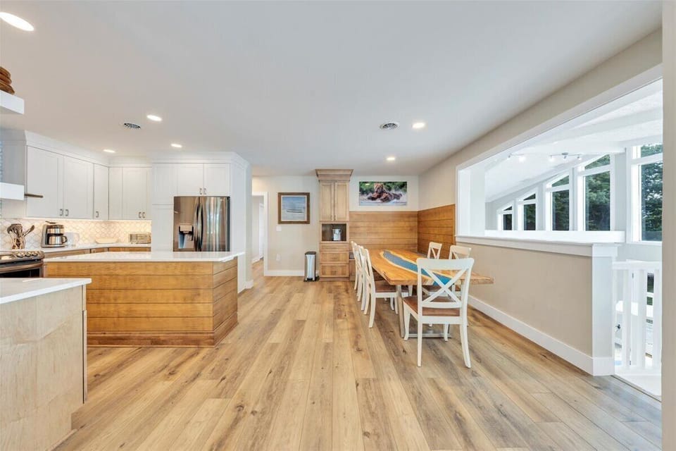 Large eat in kitchen with seating for 10