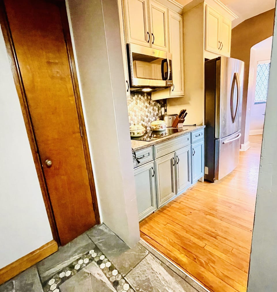 Kitchen w/stainless double oven, microwave, cook top stove, keurig, dishwasher 