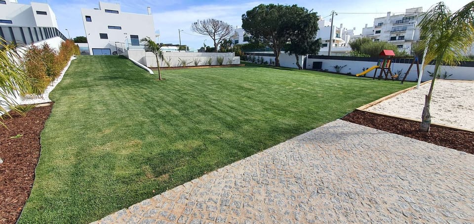Extensive lawns