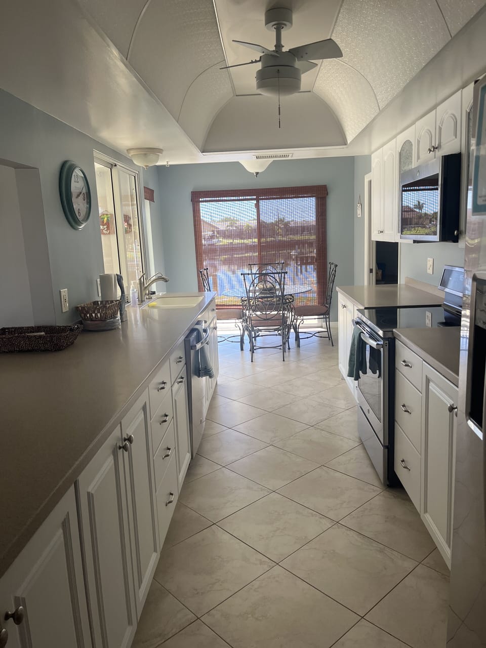 Fully stocked kitchen!