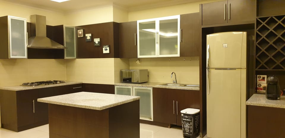 kitchen set ( stove, microwave, toaster, rice cooker, dinner set, dolce gusto)