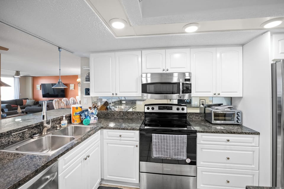 Full kitchen ready to entertain! 
