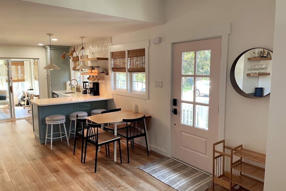 Breakfast Bar and Eat in Table.