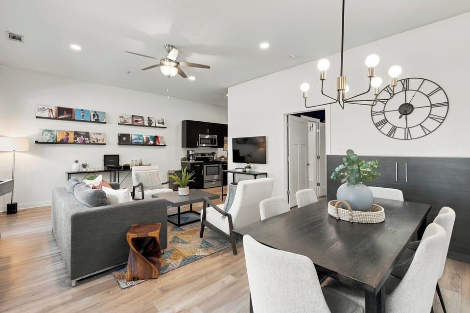 Spacious living room with a comfortable Queen pullout couch.