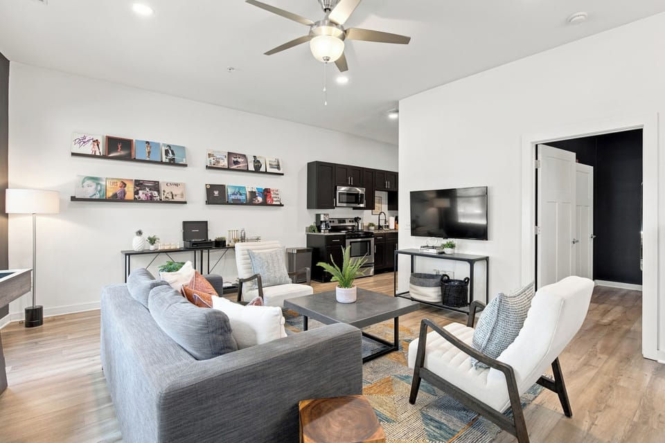 Large living room with Queen pullout couch.