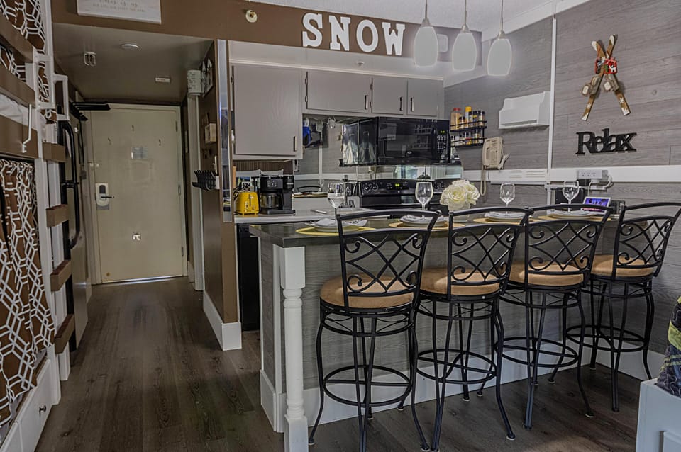 The kitchen island sits four people.