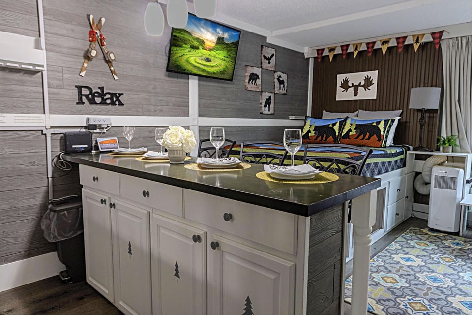 Welcome to Silver Creek 2209, a cozy studio that sleeps up to six people!