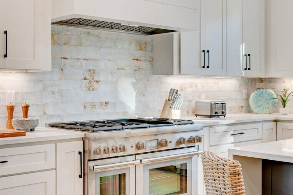 167 Oyster Lake Drive - Gourmet Chef`s Kitchen