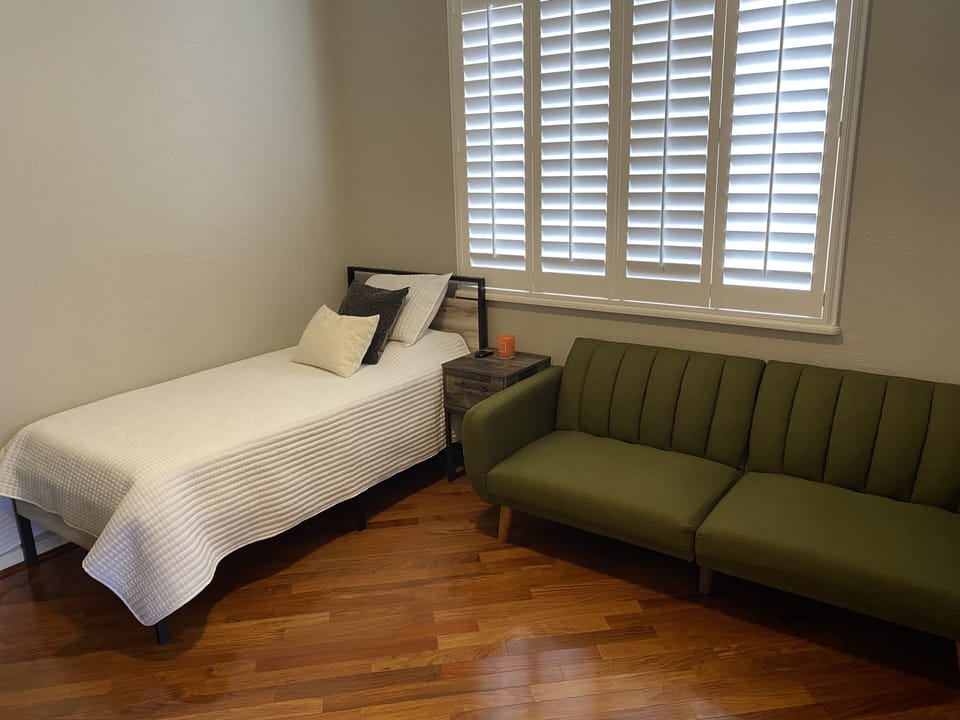 Twin Bedroom + Futon.