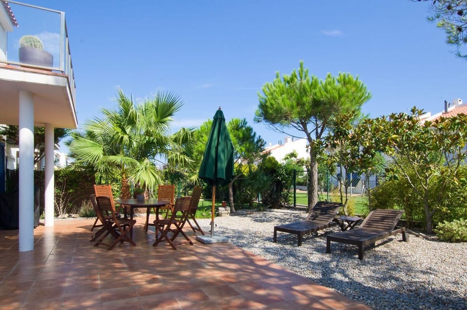 Garden. Private garden with acces to the community area with pool