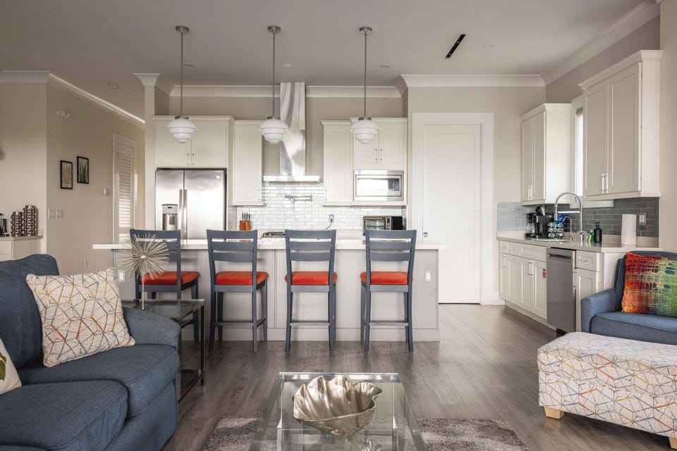 Living Area & Kitchen 
