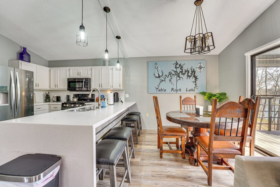 Dining Area | Dishes & Flatware Provided