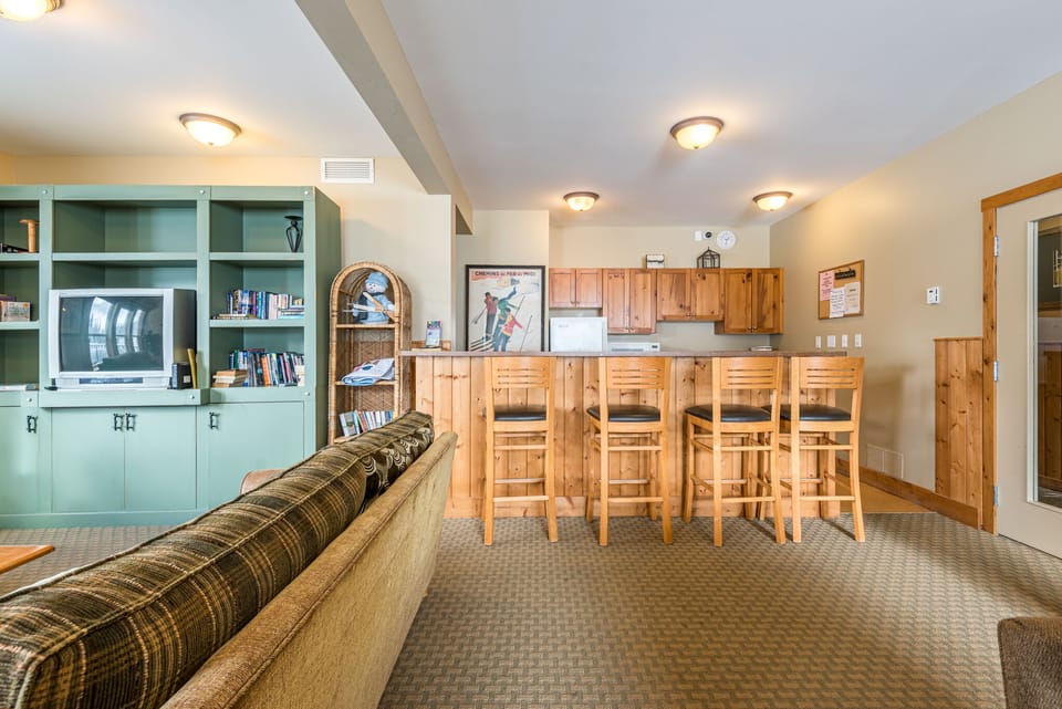 Snowbrush Common Room Kitchen 
