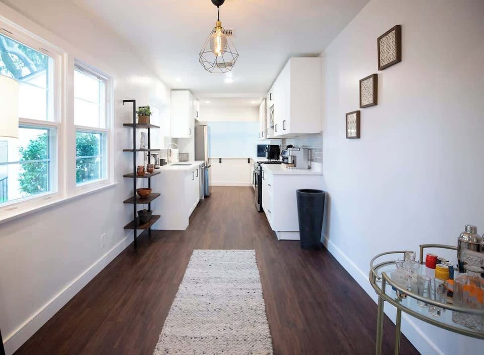 Kitchen, living room and dining room access