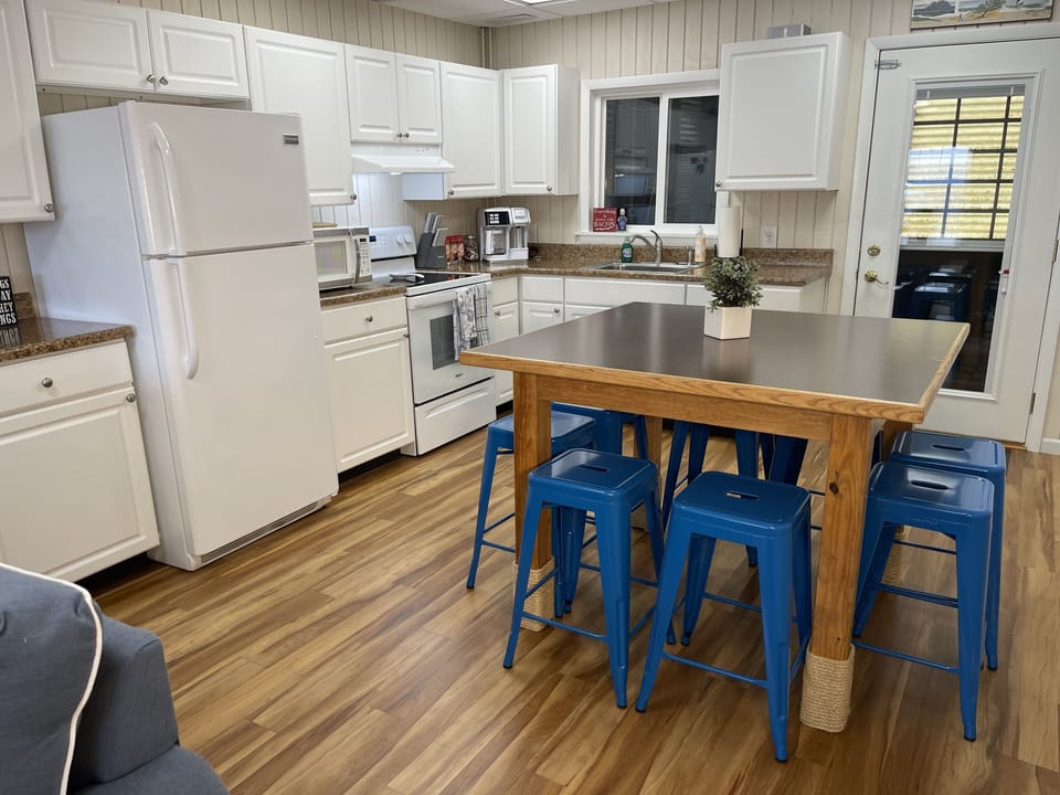 A nicely-sized kitchen to feed the family!