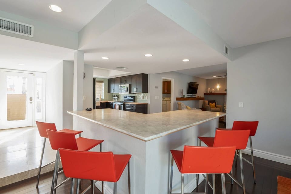 Extra seating for 6 at the kitchen counter