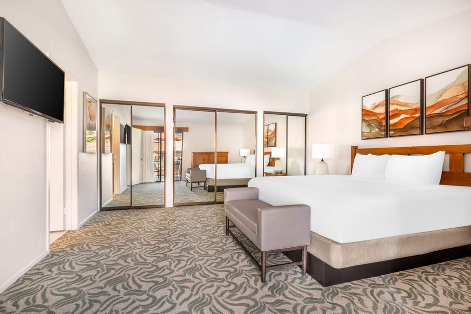 Unit w/ Queen Bed