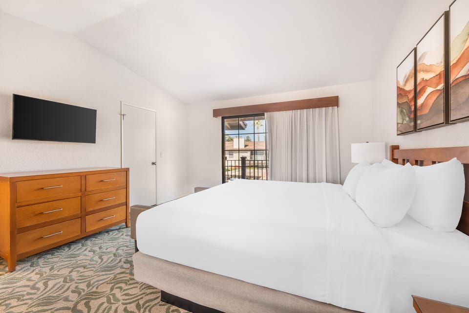 Unit w/ Queen Bed