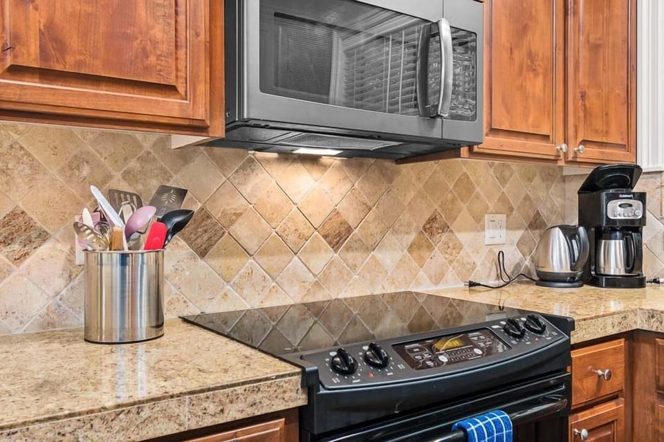 Ocean Breezes - Kitchen - Glass Top Stove a & Microwave Range