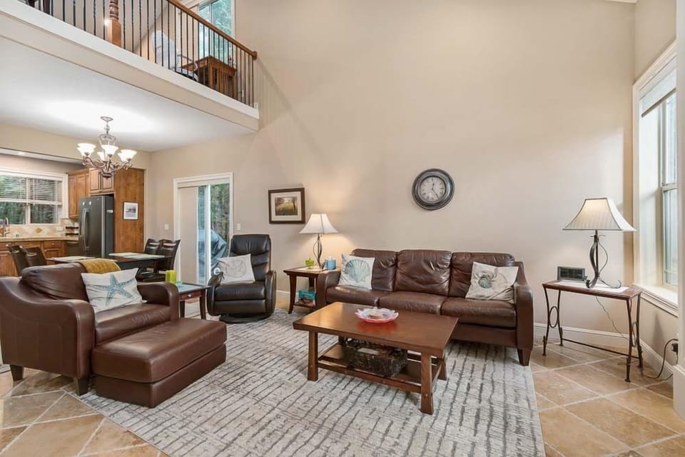 Ocean Breezes - Living Room - Plenty of seating for the whole group