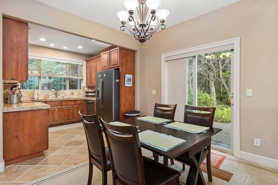 Ocean Breezes - Kitchen - Dining Table