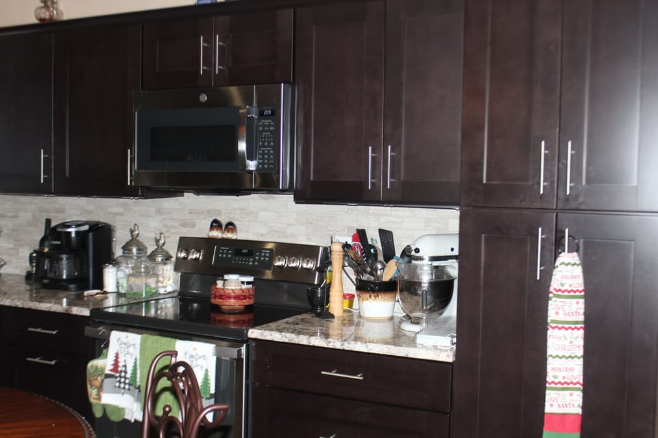 Kitchen - Range, Microwave & Keurig. Coffee by the individual pod or 12 cup pot