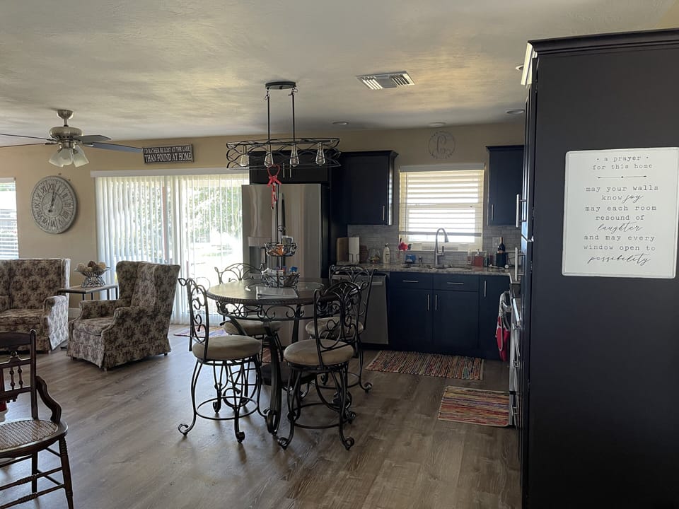 Eat in Kitchen with ALL the amenities!
