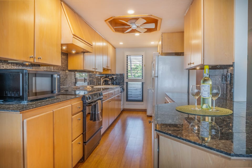 Lauloa-304 Kitchen