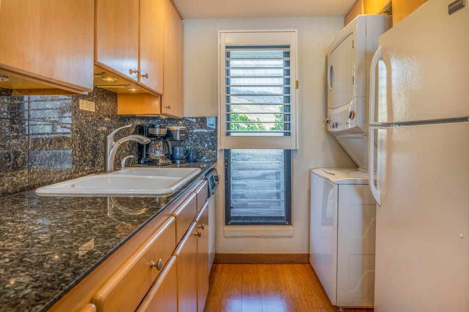 Lauloa-304 Kitchen