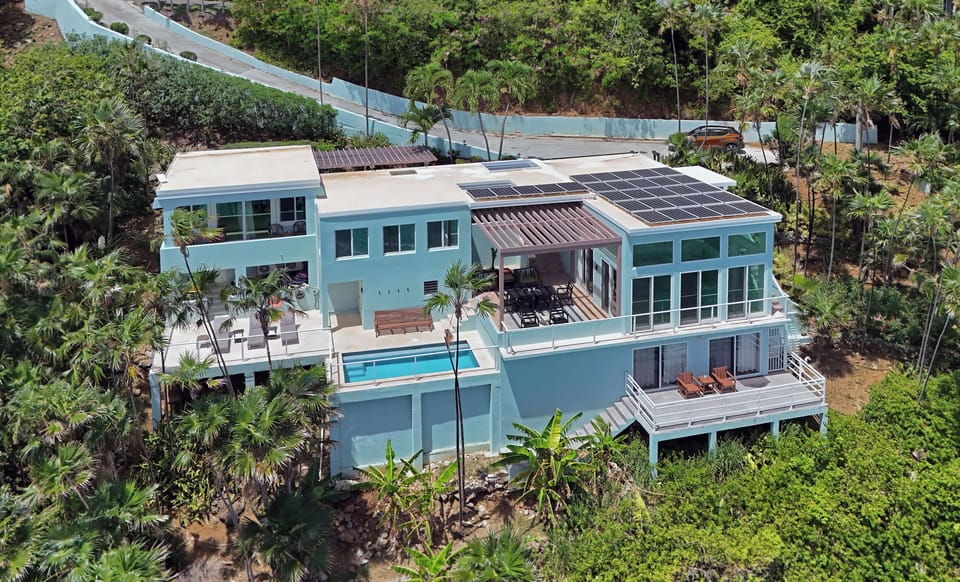 Gorgeous Private Ocean Front Villa with Pool, Sun-Decks, Sounds of Waves, Views!