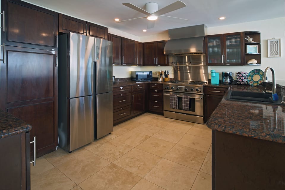 Fully appointed kitchen with everything you need to make an excellent meal!