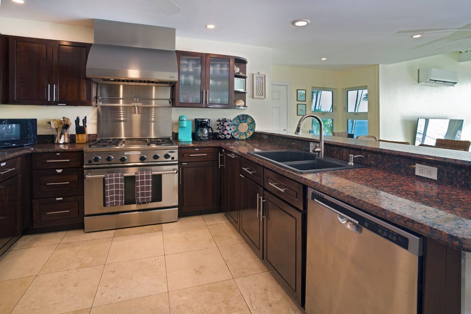 Stainless steel appliances, tons of cabinet/counter top space