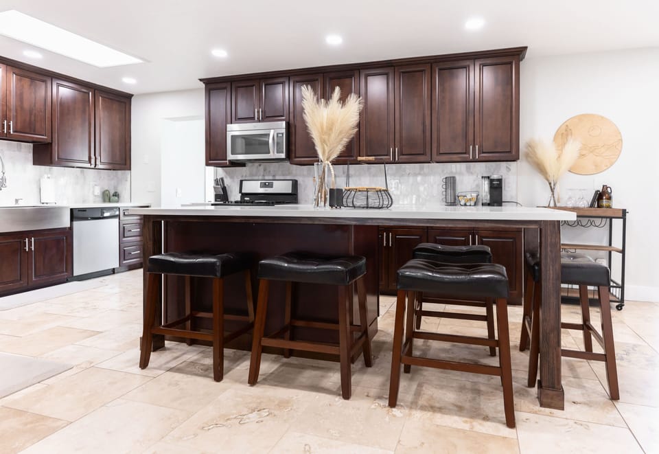 Large 8ft island with seating for 5