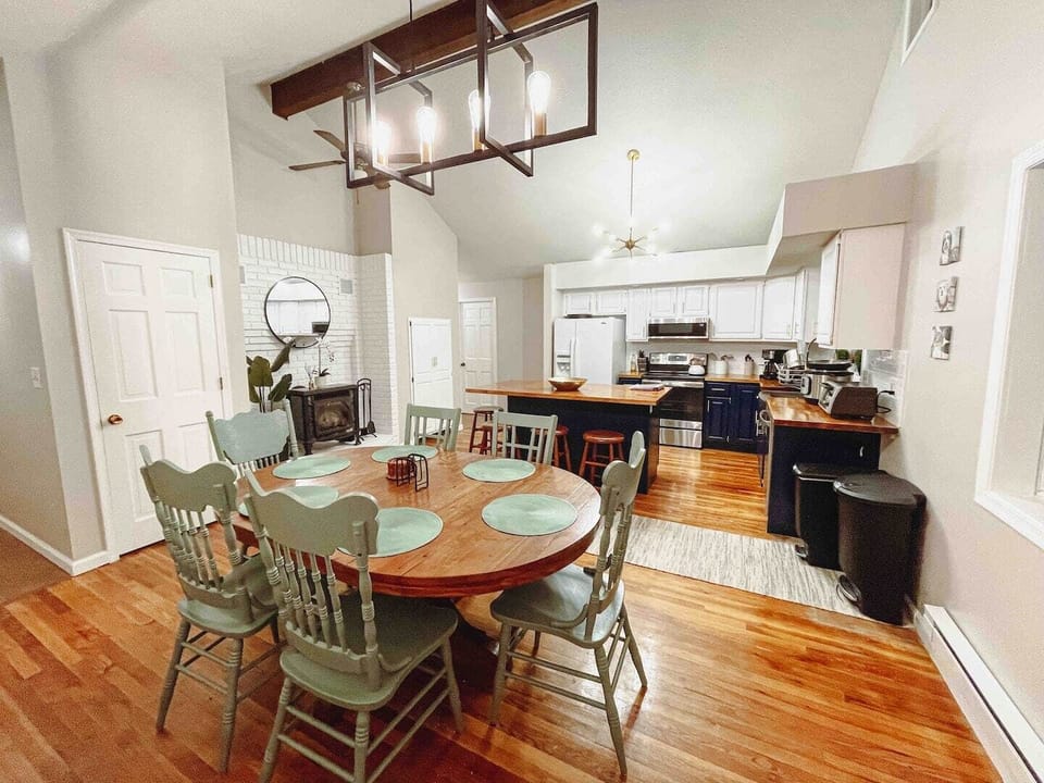 Dining Room / Kitchen - Newly renovated!