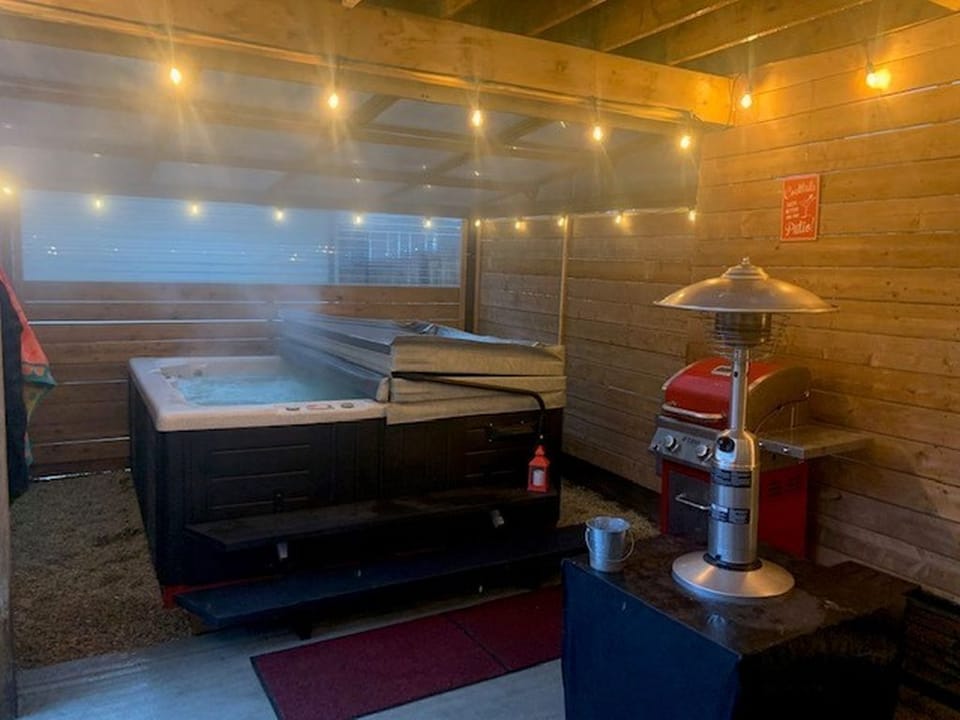 Indoor spa tub