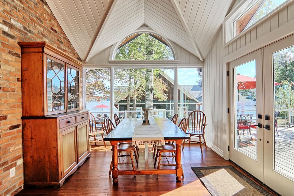 Kitchen with breakfast nook
