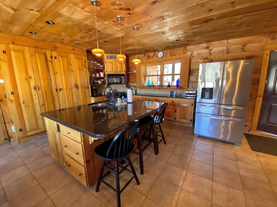 Open concept kitchen/dining area