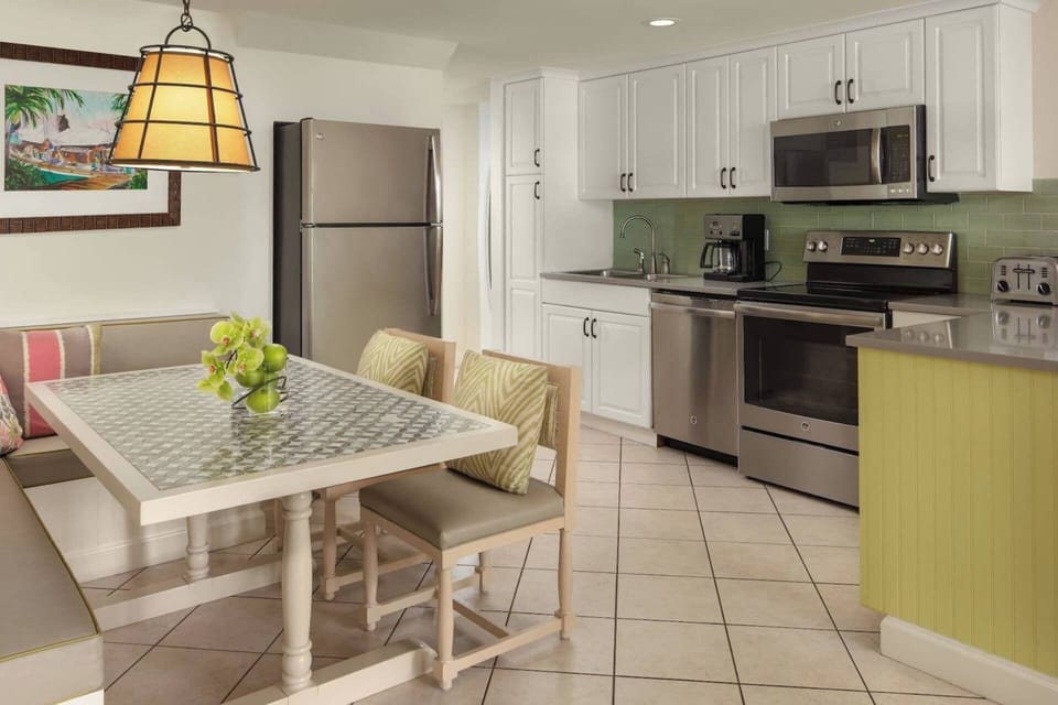 Fully equipped kitchen and dining nook.