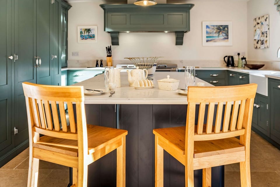 Hill View House Breakfast Bar - StayCotswold