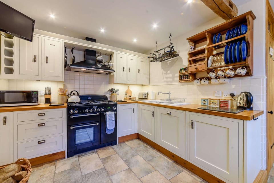Rose Tree Cottage Kitchen - StayCotswold