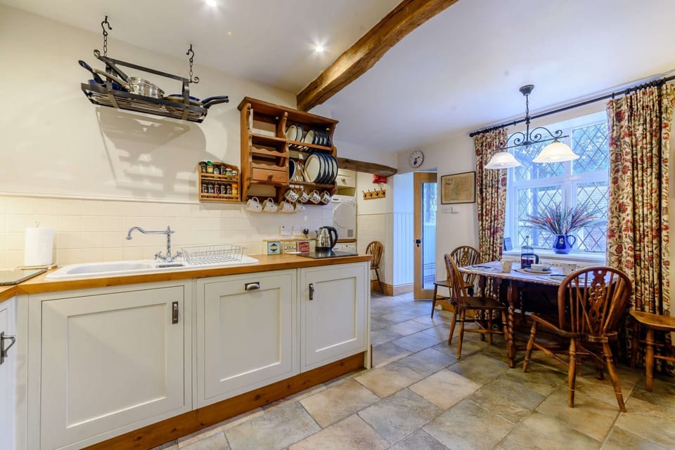 Rose Tree Cottage Kitchen - StayCotswold