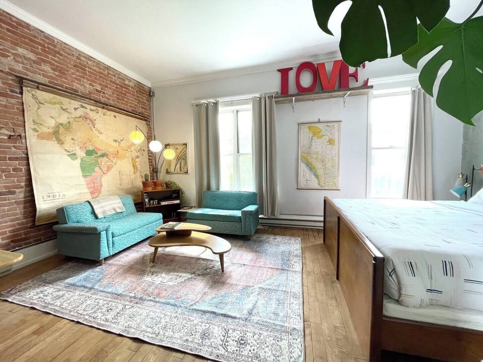 Sitting area + King Bed