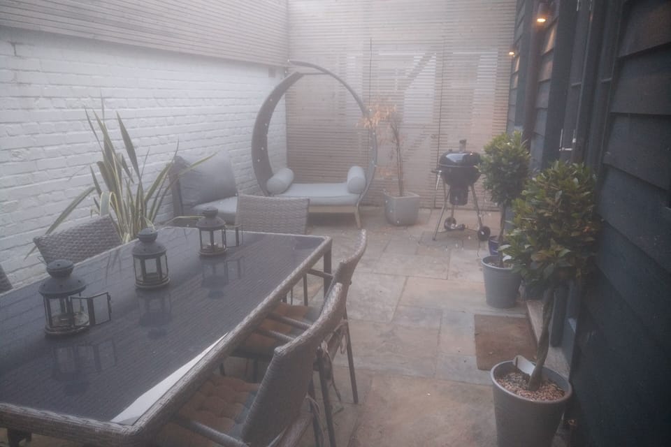 Courtyard with lighting, lanterns and fairy lights - great for entertaining