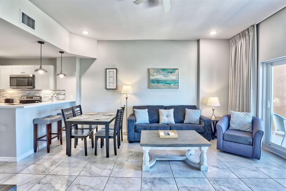 Living Room/Dining Area