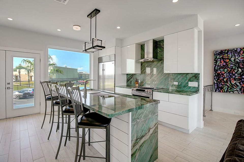 Kitchen and dinning room - Kitchen with island seating for 4