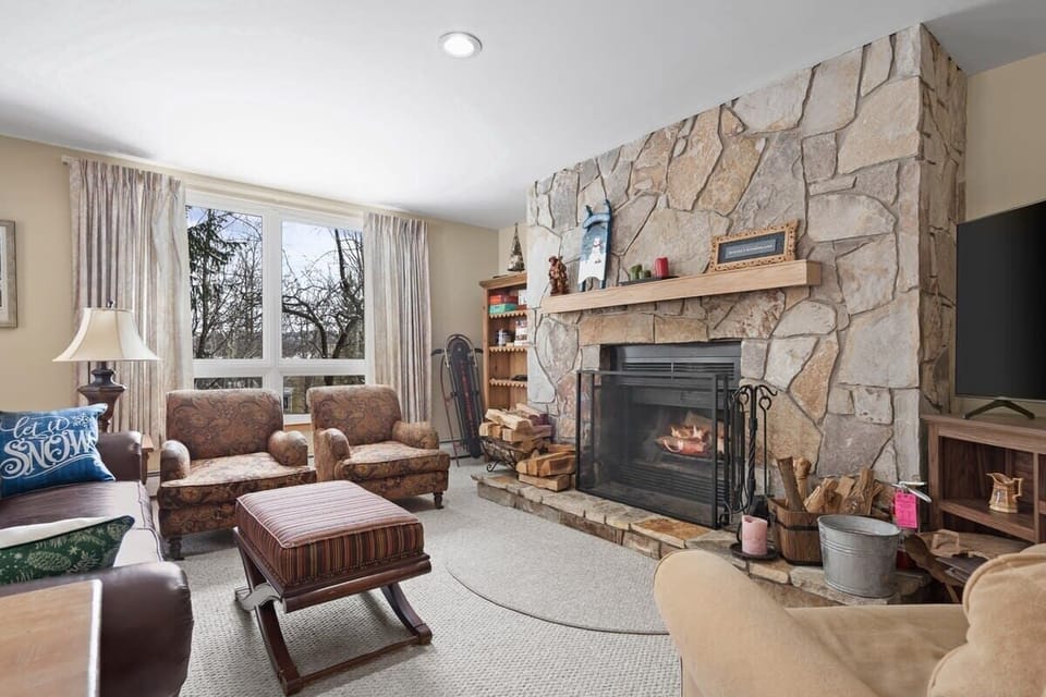 Cozy living room with TV & Fireplace.