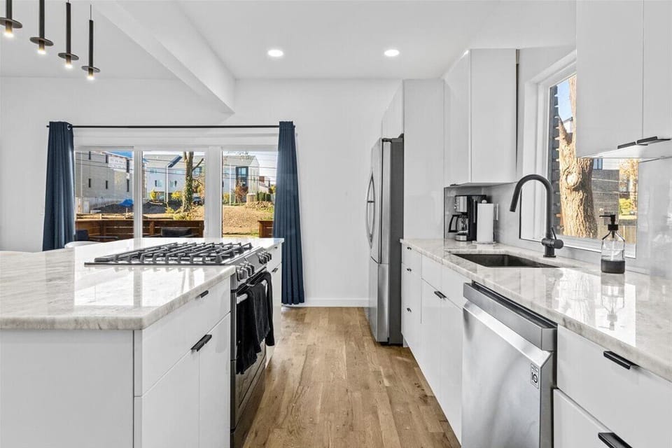 Large kitchen with island seating for (3)