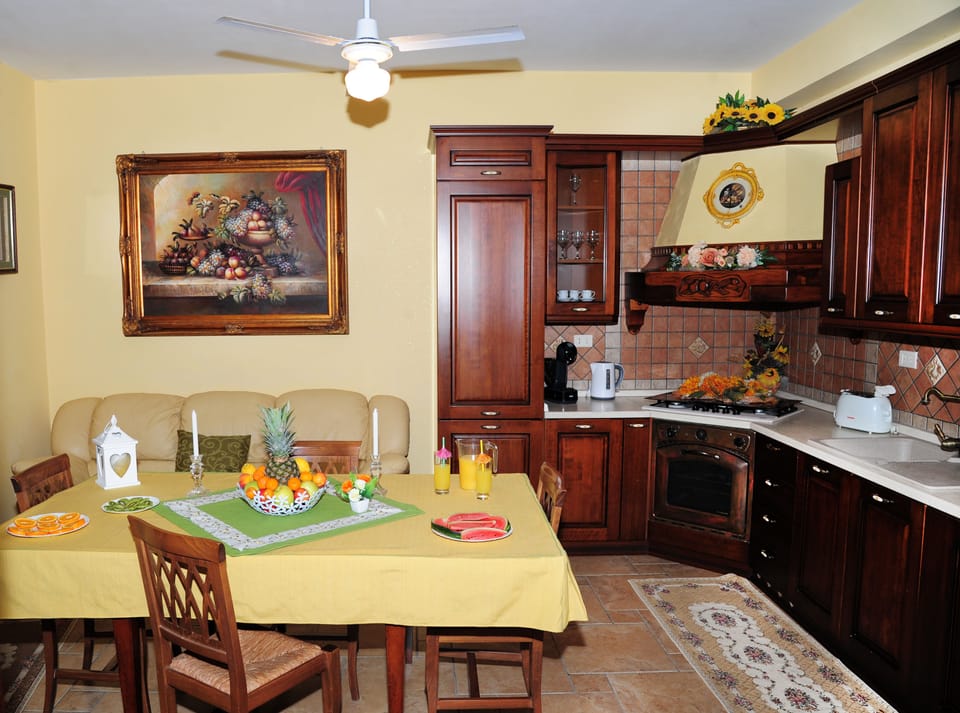 Equipped kitchen with microwave, toaster, kettle, coffee machine & dishwasher