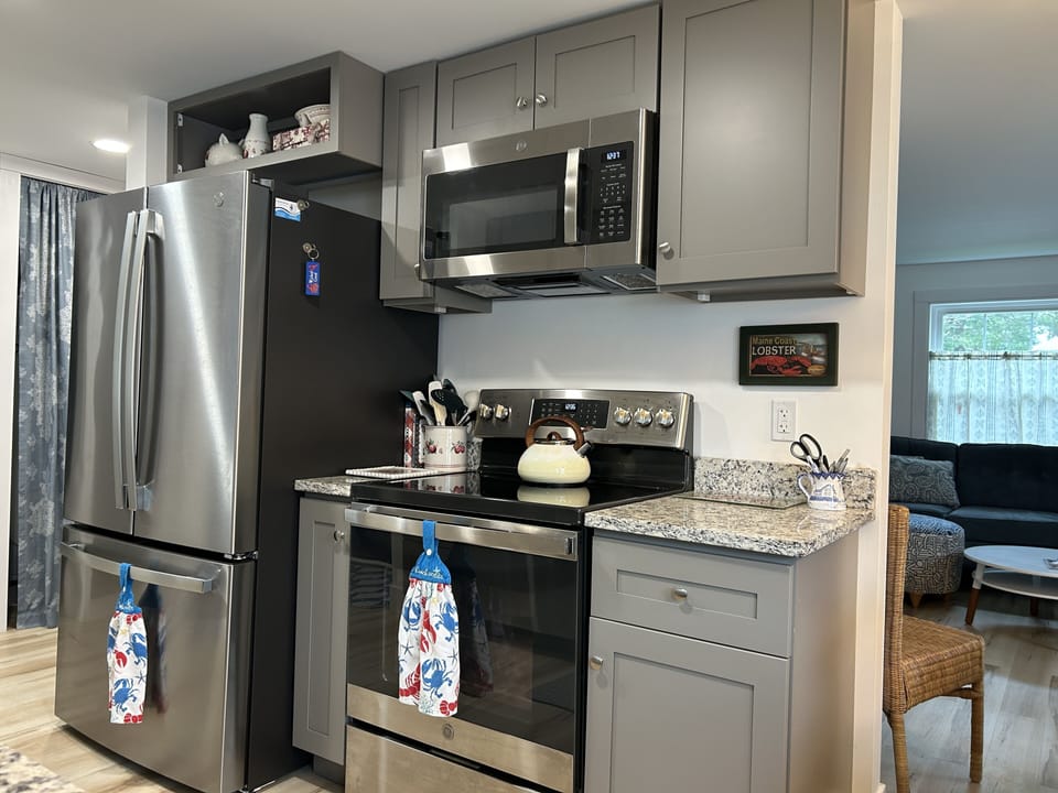 Electric stove, microwave and refrigerator with filtered water and ice maker