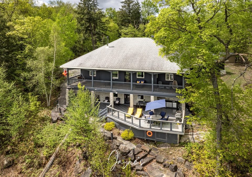 Deer Lodge - Lake Side